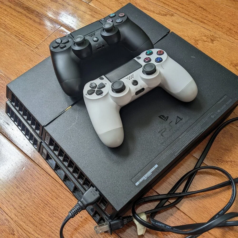 PS4 Sony (500GB) w/ 2 FREE controllers - Good condition - Black